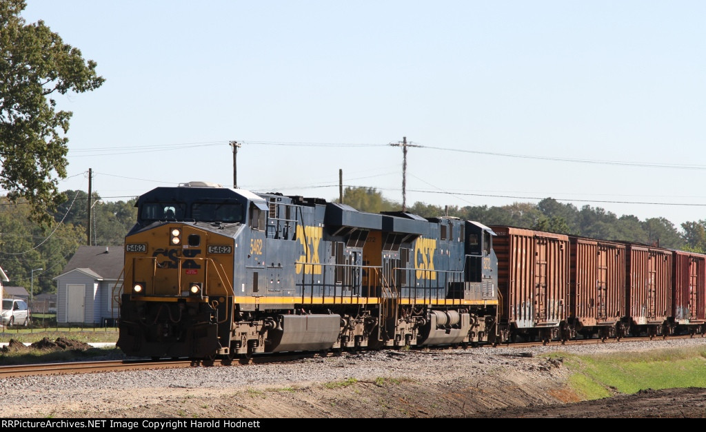 CSX 5462 leads train F728 towards the yard